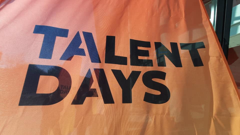 Talent Days / Dni Talentu LOGO czarne litery pomarańczowe tło